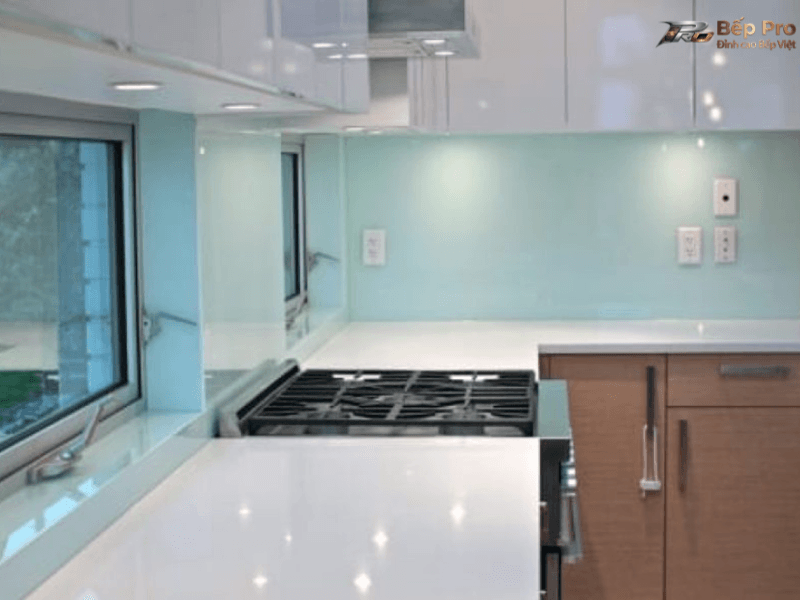 Mặt đá và kính ốp bếp là các hạng mục không thể thiếu